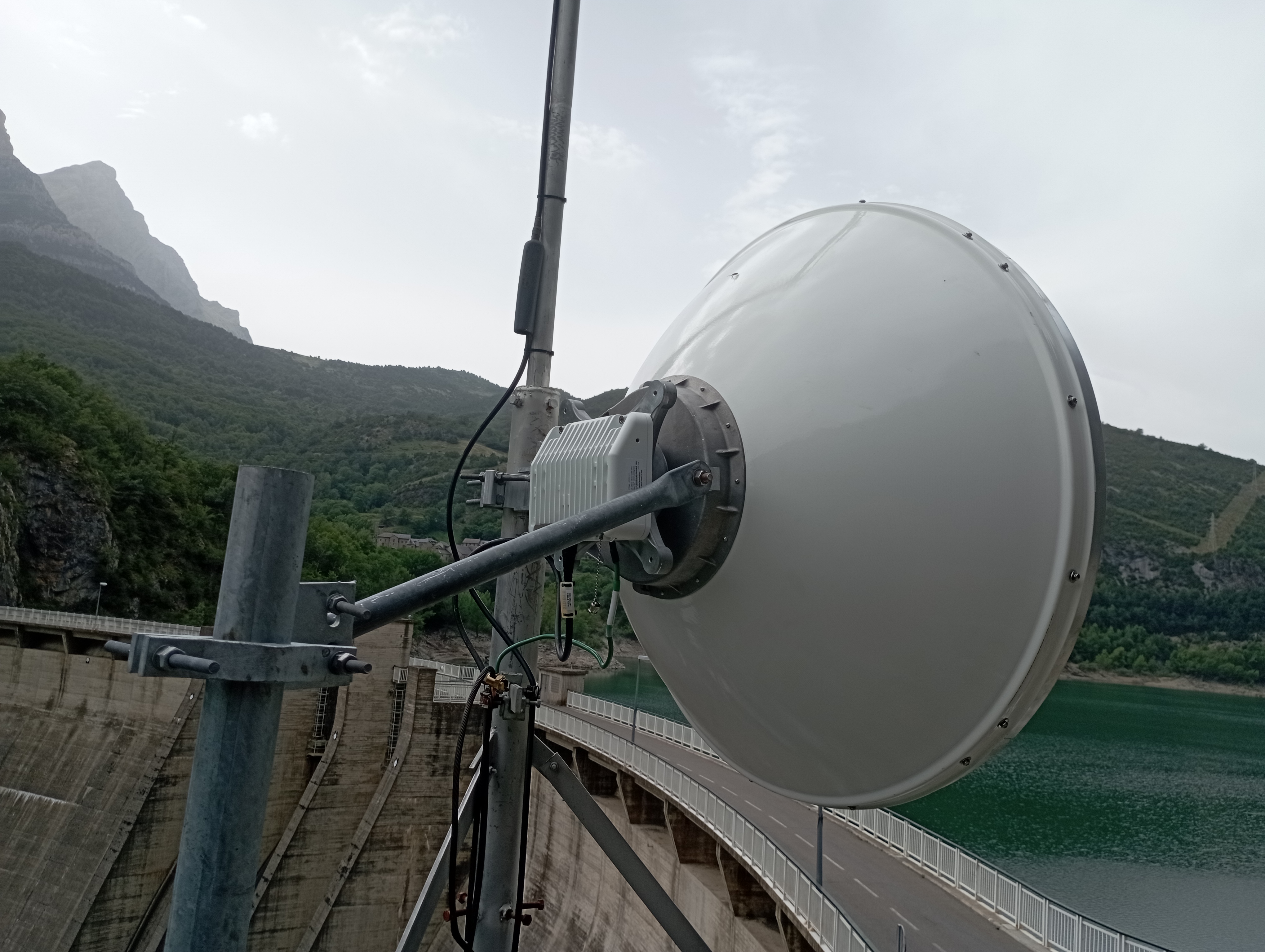 La Confederación Hidrográfica del Ebro renueva su red primaria de telecomunicaciones para una gestión más eficiente del agua en sus infraestructuras La Confederación Hidrográfica del Ebro renueva su red primaria de telecomunicaciones para una gestión más eficiente del agua en sus infraestructuras