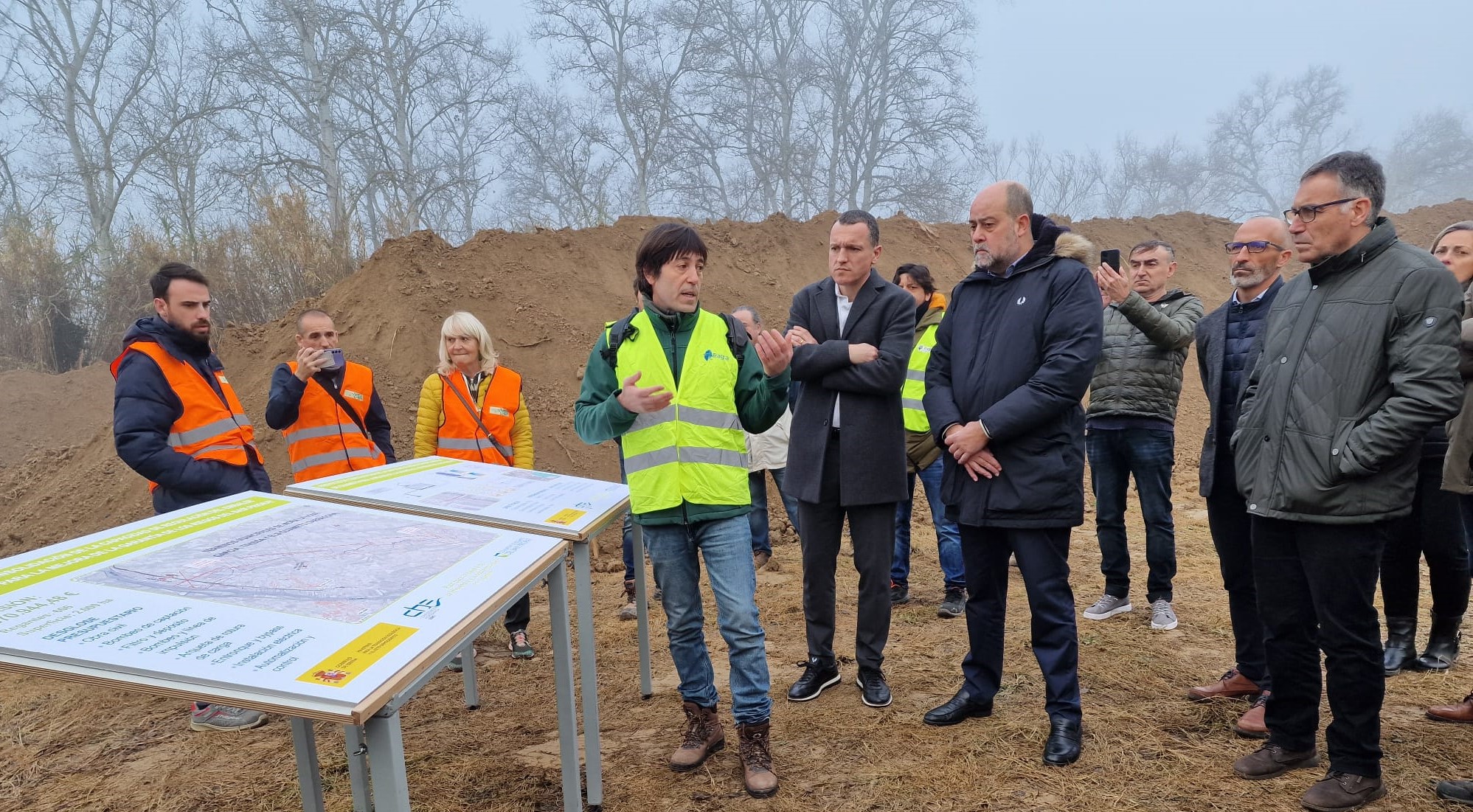 El presidente de la CHE y el conseller de Agricultura de la Generalitat de Catalunya han visitado el inicio de las obras para llevar agua desde el Ebro al embalse de Guiaments (Tarragona) El presidente de la CHE y el conseller de Agricultura de la Generalitat de Catalunya han visitado el inicio de las obras para llevar agua desde el Ebro al embalse de Guiaments (Tarragona)