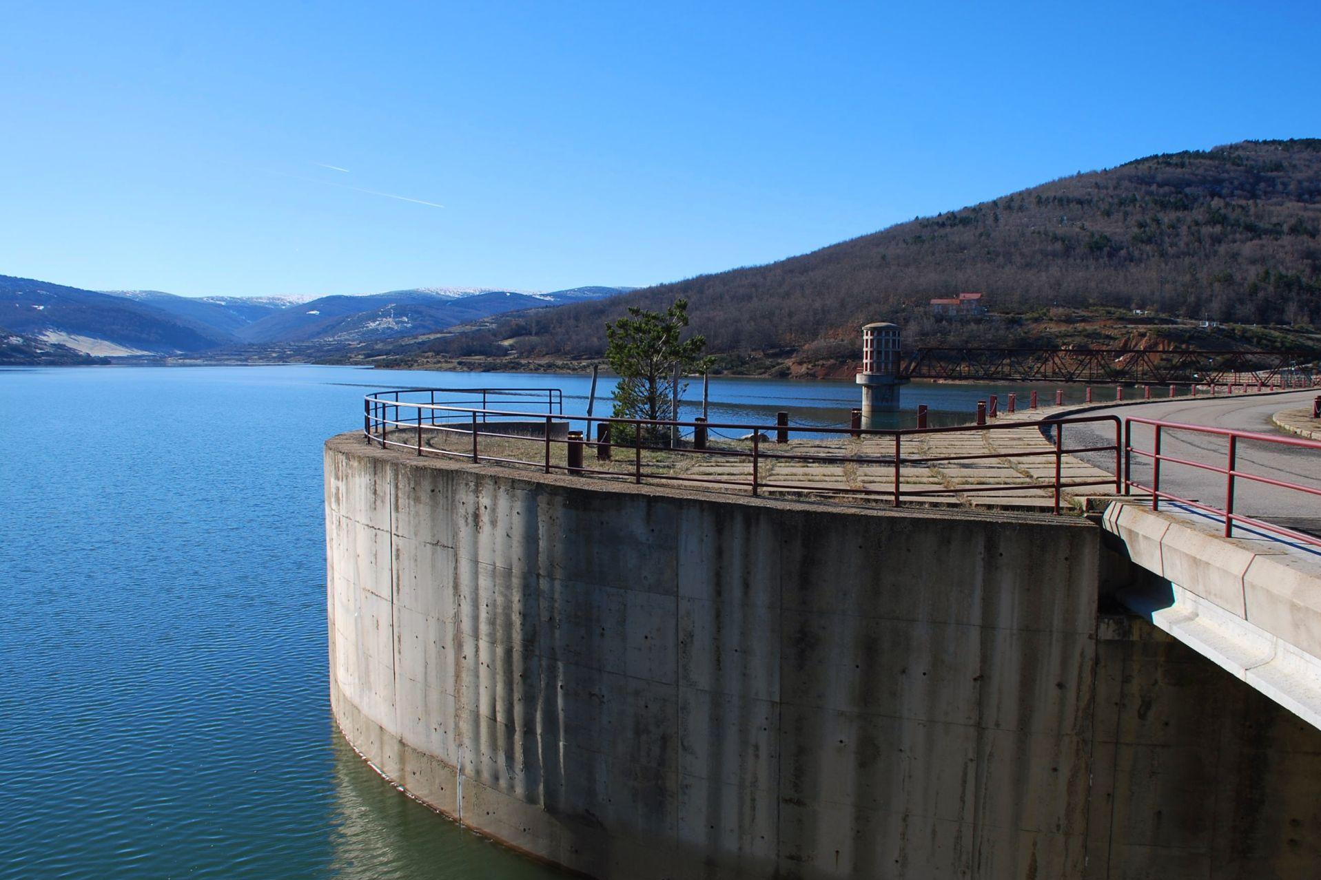 El MITECO licita la contratación de servicios para garantizar la seguridad de una veintena de presas en la cuenca del Ebro