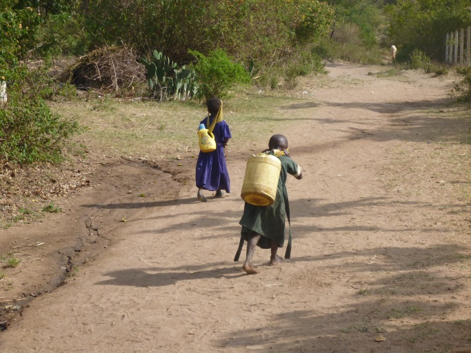 Niños llevando agua