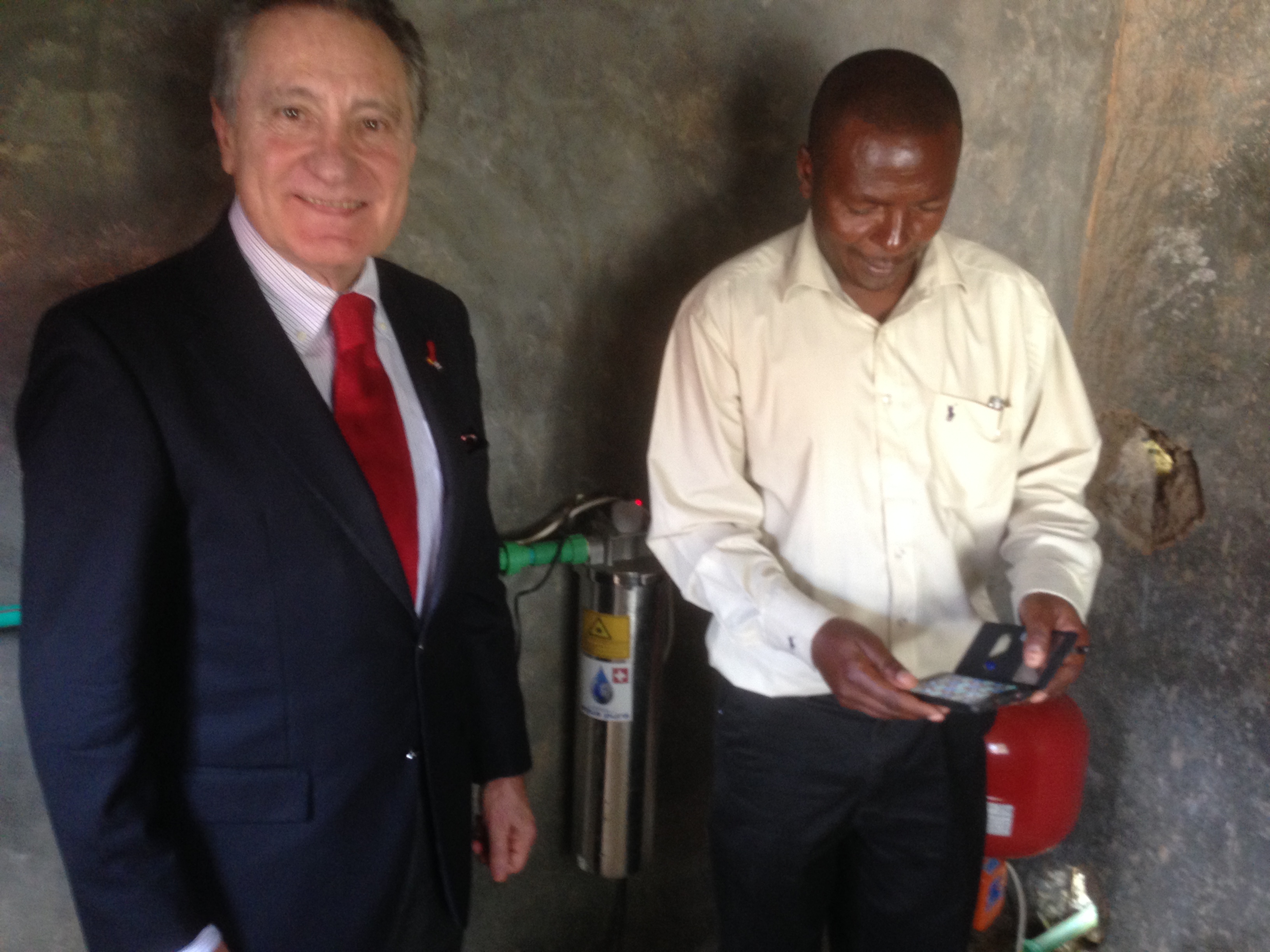 Embajador español Javier Nagore con Mr Mburu en sala de filtraje