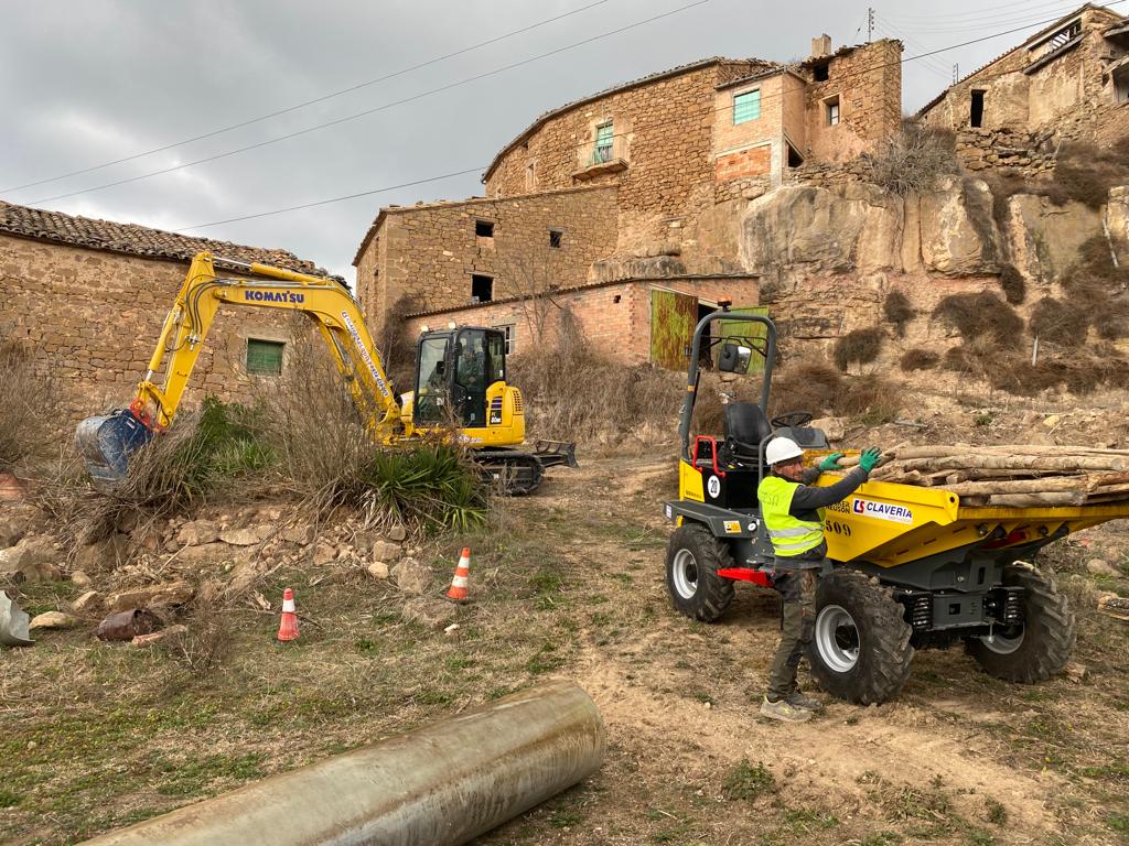 La CHE inicia la actuación de demolición de edificaciones deterioradas en La Clua, para mejorar la seguridad y facilitar el desarrollo turístico y cultural del entorno de Rialb (Lleida) La CHE inicia la actuación de demolición de edificaciones deterioradas en La Clua, para mejorar la seguridad y facilitar el desarrollo turístico y cultural del entorno de Rialb (Lleida)