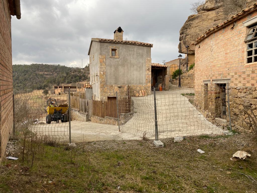 La CHE inicia la actuación de demolición de edificaciones deterioradas en La Clua, para mejorar la seguridad y facilitar el desarrollo turístico y cultural del entorno de Rialb (Lleida) - Imagen 1