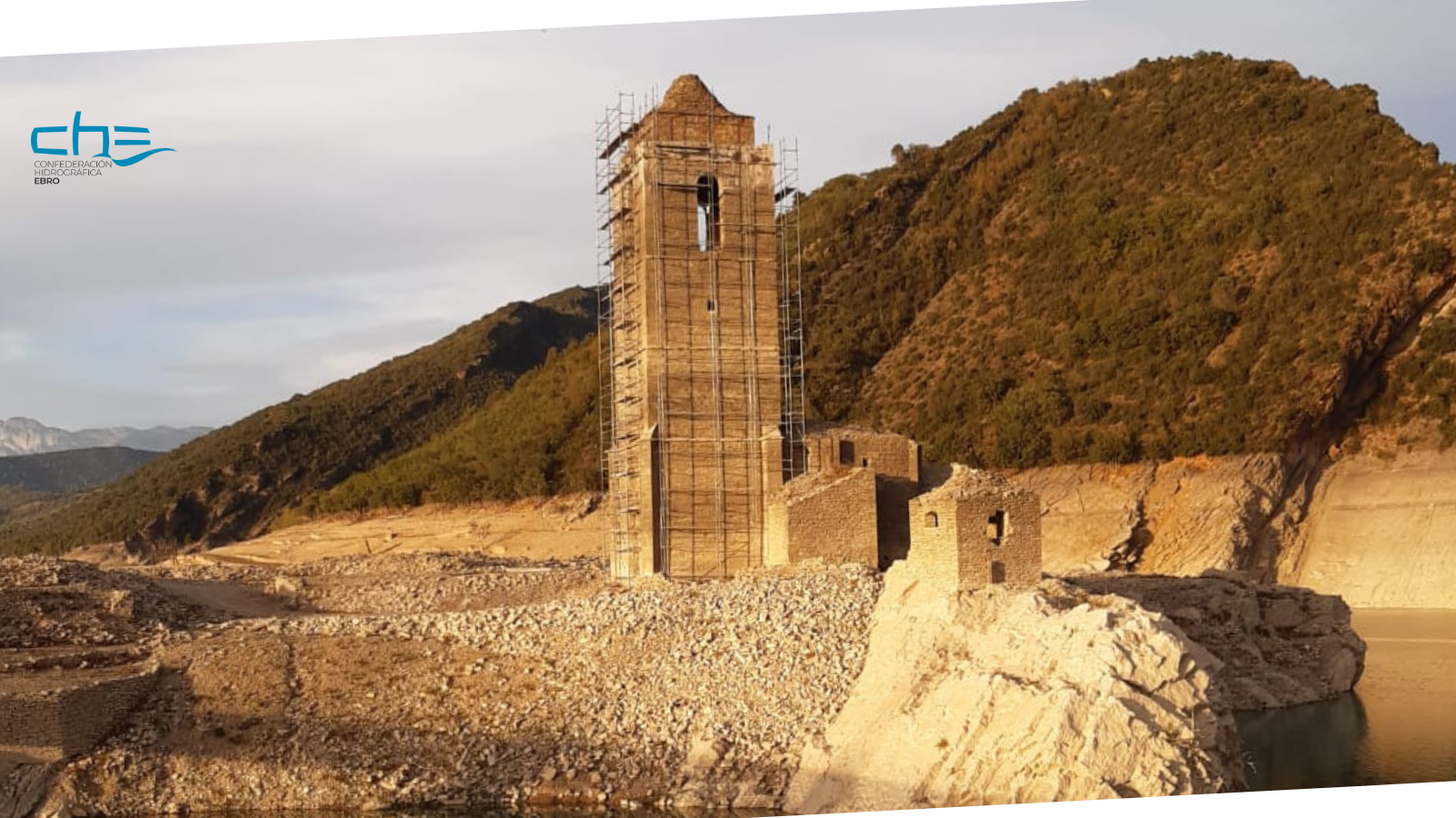Restauración de la antigua torre de la Iglesia de Mediano y el esconjuradero Restauración de la antigua torre de la Iglesia de Mediano y el esconjuradero