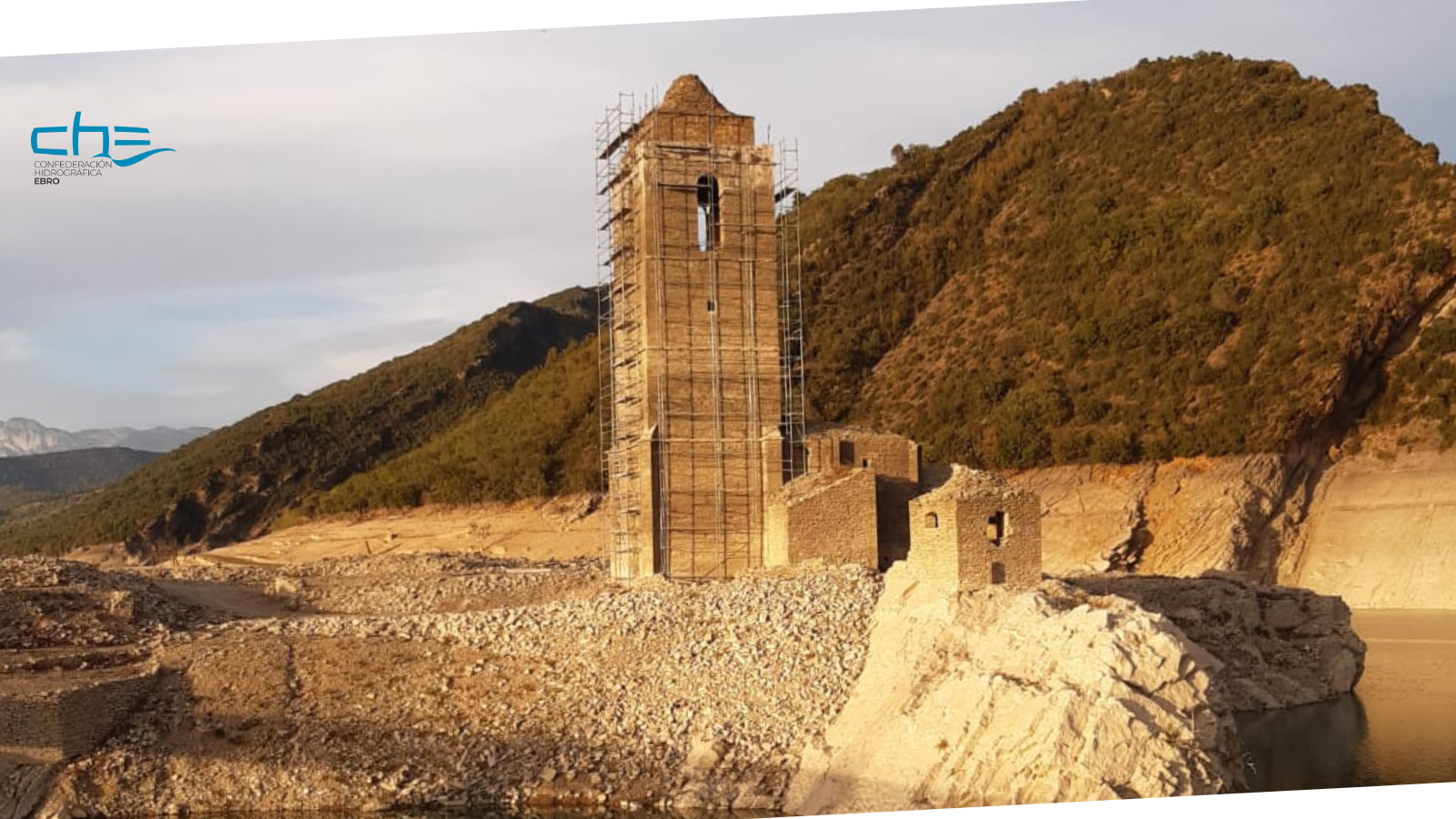 Restauración de la antigua torre de la Iglesia de Mediano y el esconjuradero