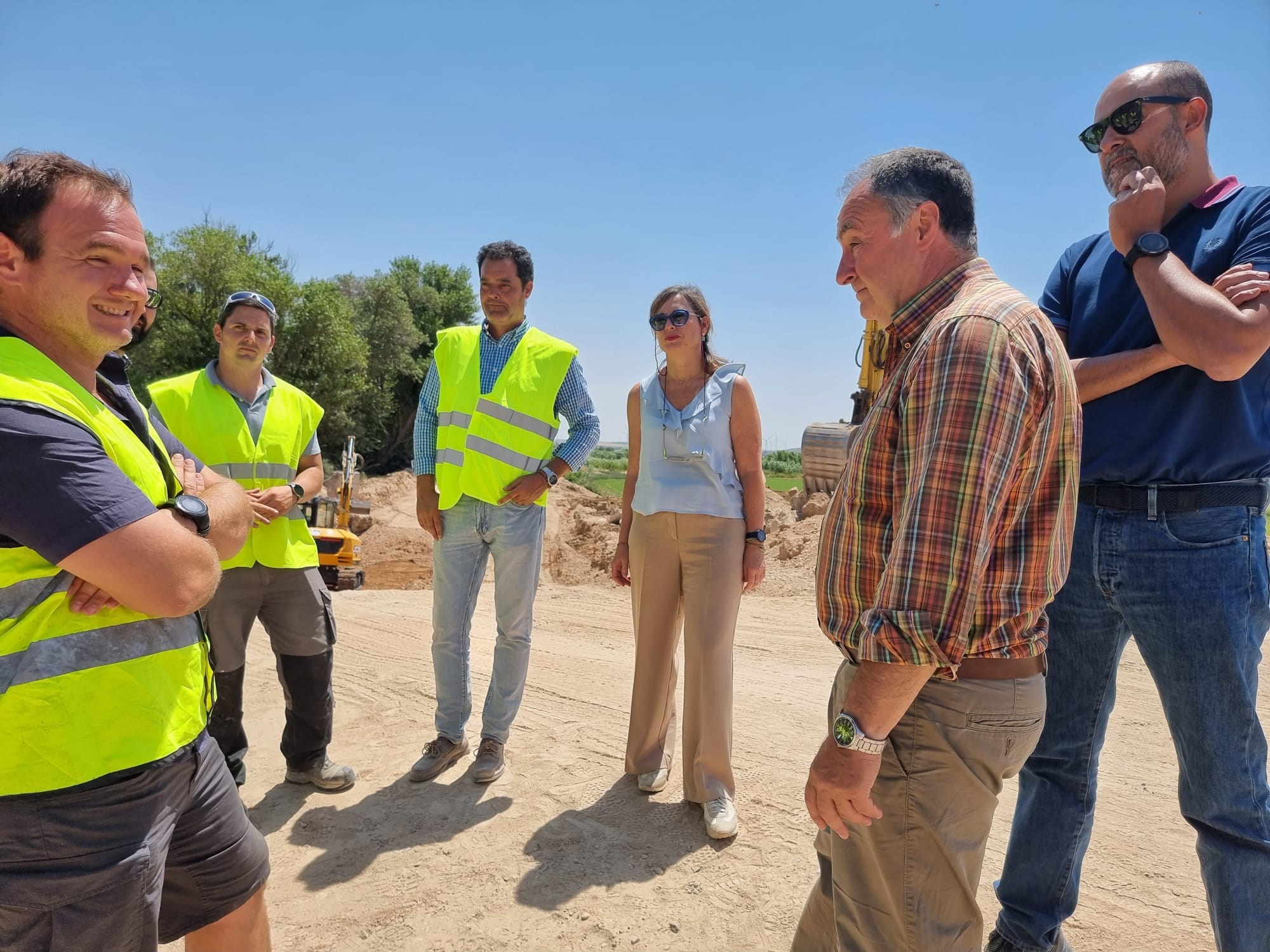 La presidenta de la CHE visita los trabajos de la Fase 2 de reparación de daños en cauce, con un presupuesto de 16,7 millones de euros para el tramo medio del Ebro y otras cuencas afectadas - Imagen 1