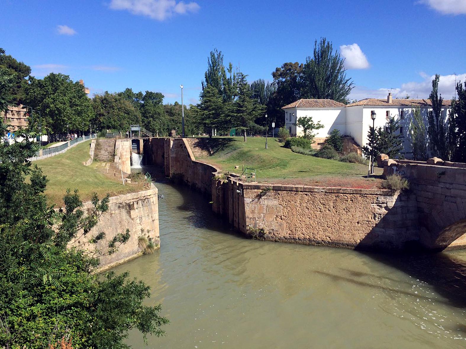 La CHE adjudica la actuación para recuperar la funcionalidad de las antiguas esclusas del Canal Imperial en La Casa Blanca, en Zaragoza La CHE adjudica la actuación para recuperar la funcionalidad de las antiguas esclusas del Canal Imperial en La Casa Blanca, en Zaragoza